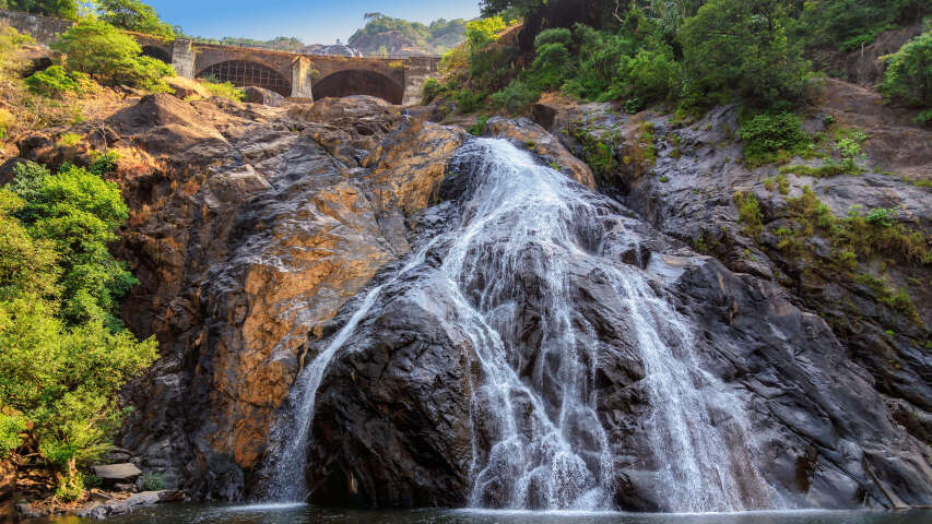 有一个瀑布从山坡上流下来