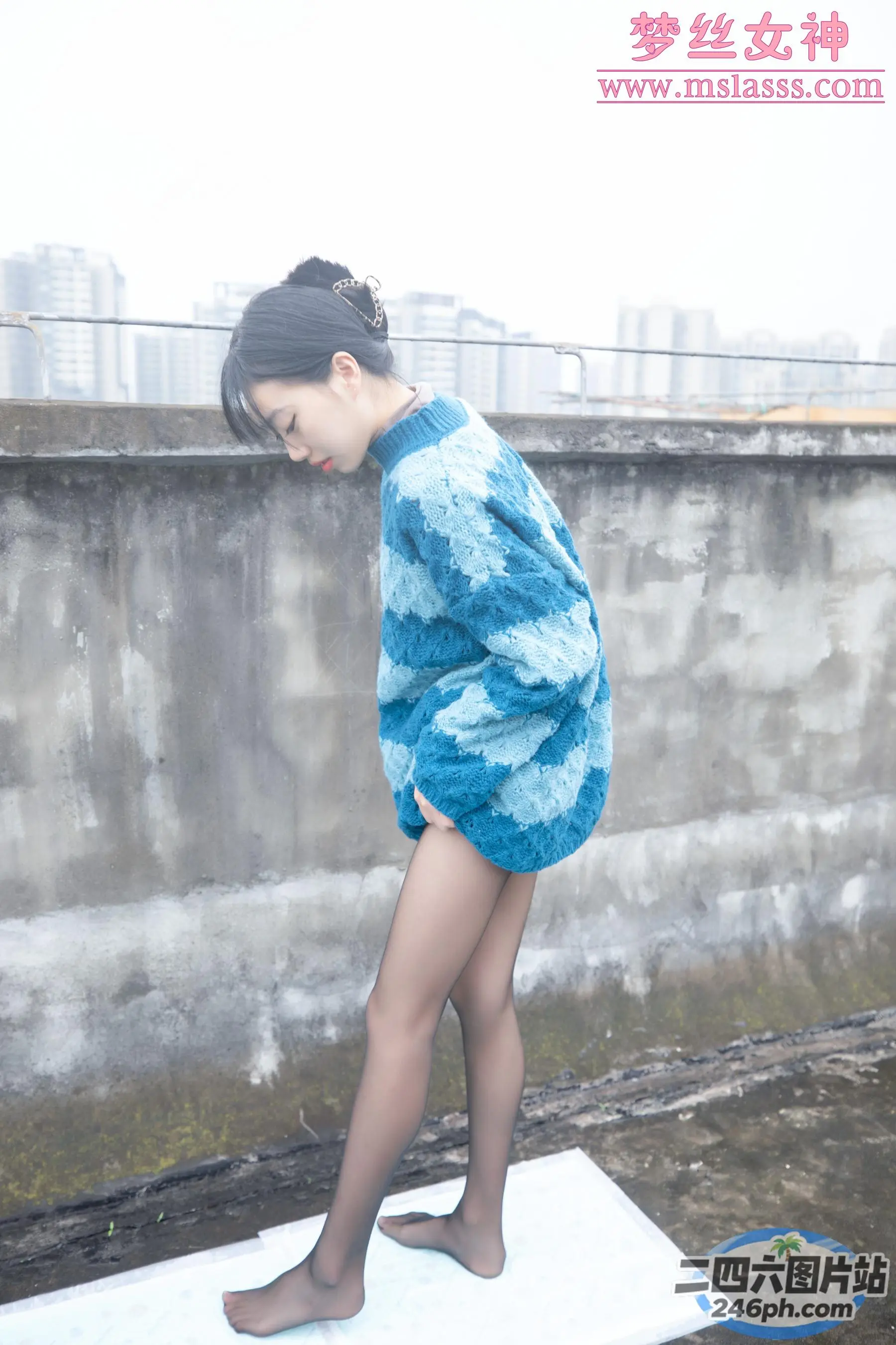 有一个女人站在一个白色的平台上，双腿交叉