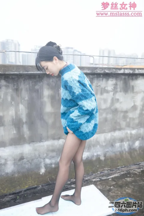 有一个女人站在一个白色的平台上，双腿交叉