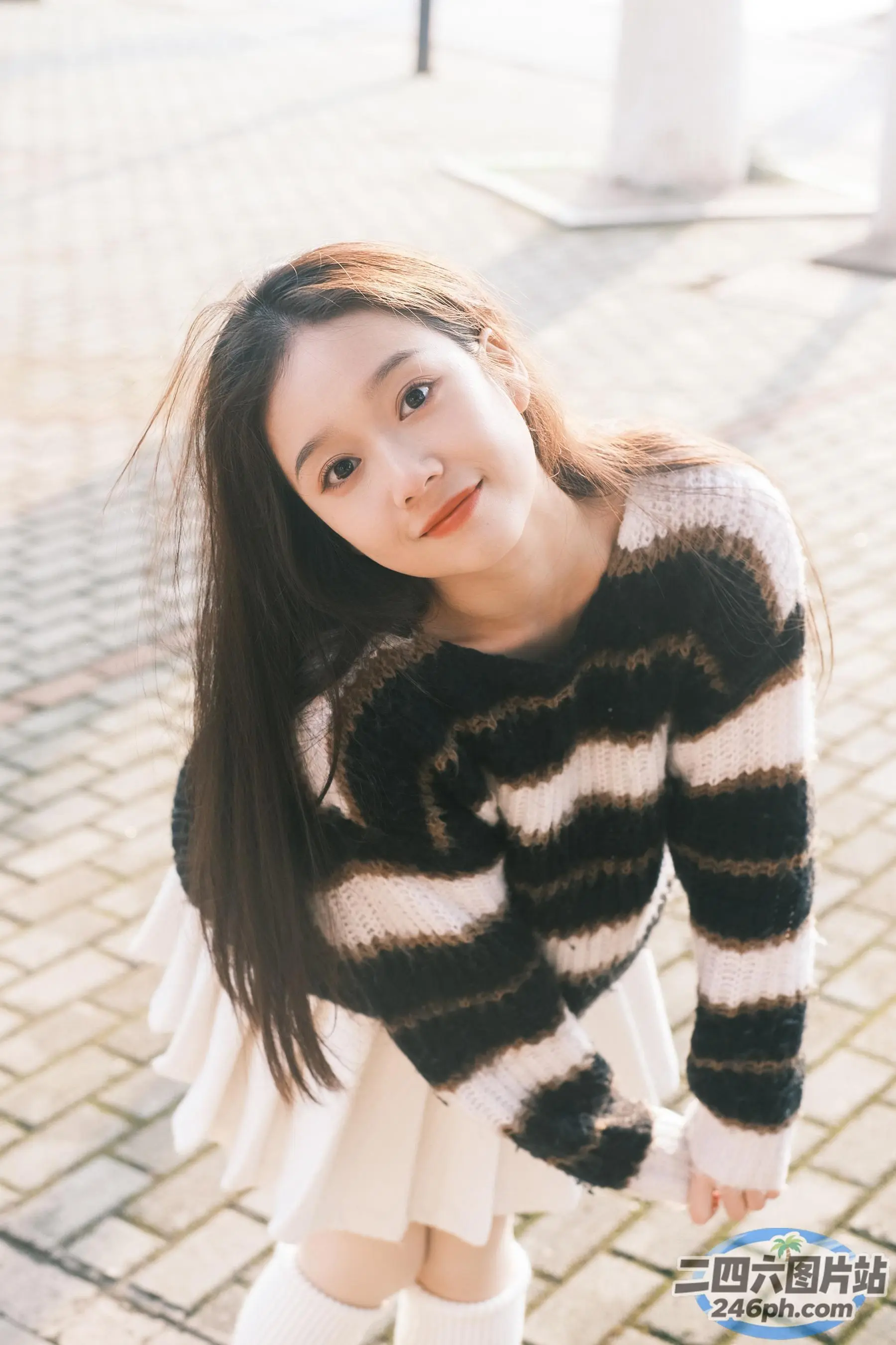 一个穿着连衣裙和及膝袜子的女人的特写
