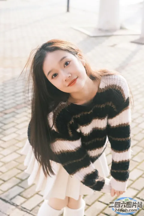 一个穿着连衣裙和及膝袜子的女人的特写