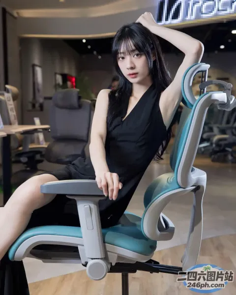 坐在椅子上，上面放着笔记本电脑的女人