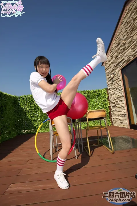 身穿白衬衫和红色短裤的 araffe 女孩踢呼啦圈