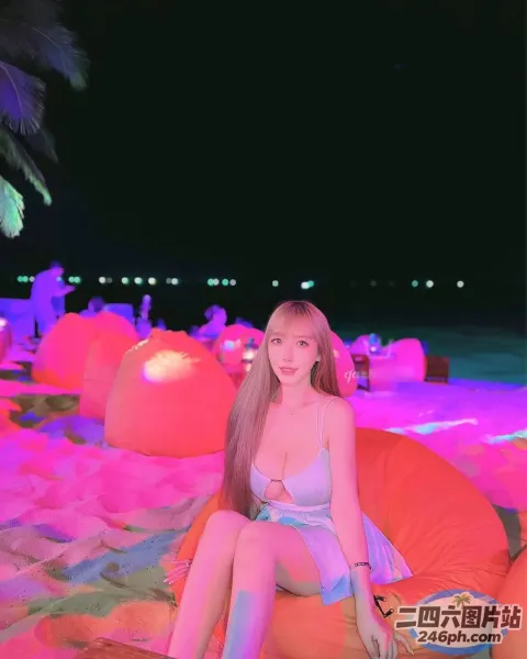 夜晚坐在海滩上的豆袋上的 Araffe