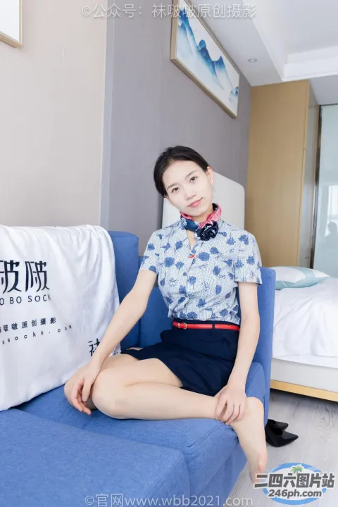 坐在酒店房间蓝色沙发上的 arafed 女人