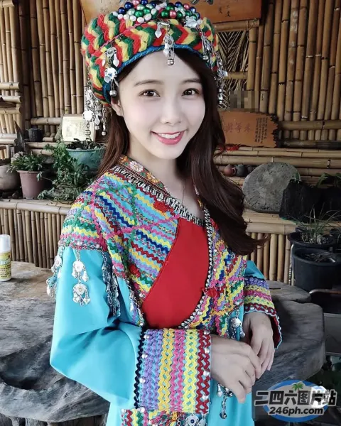 穿着彩色连衣裙，戴着彩色帽子的 arafed 女人