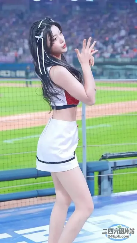 身穿啦啦队服的 araffe 女孩合影留念