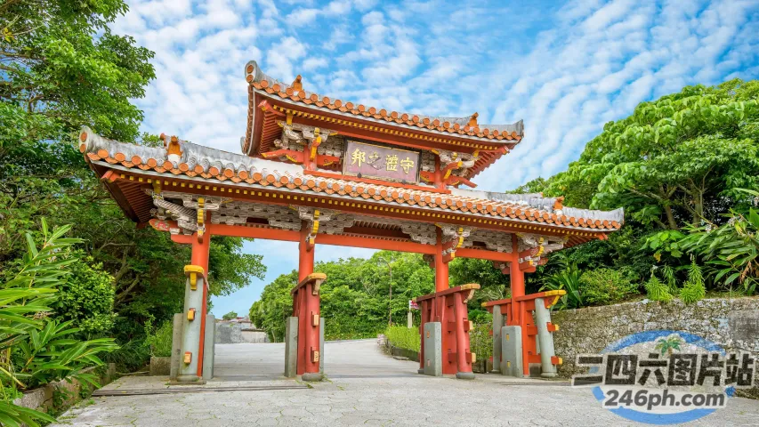 有一扇红色的大门，上面有一个标志，上面写着寺庙的入口