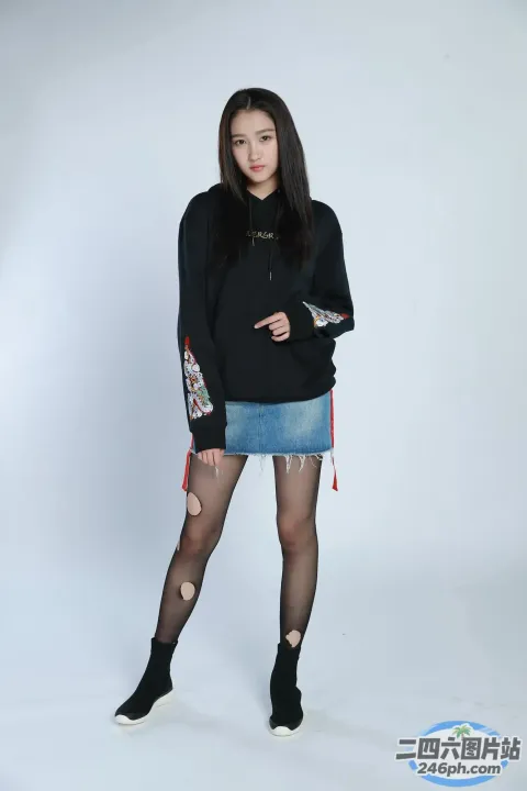 身穿黑色连帽衫和牛仔裙的阿拉菲女人