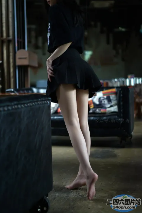 身穿黑色连衣裙的 Arafed 女子站在行李箱旁边