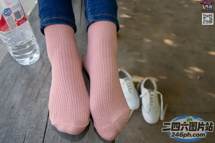 有人坐在长凳上，双脚抬起，双脚悬空
