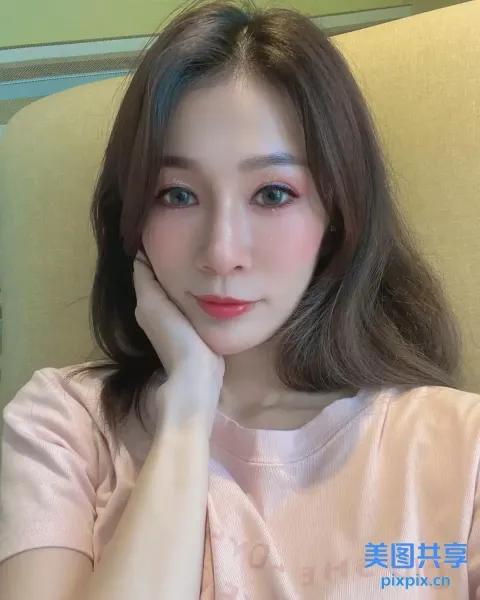 一位穿着粉红色衬衫的女人坐在沙发上的特写