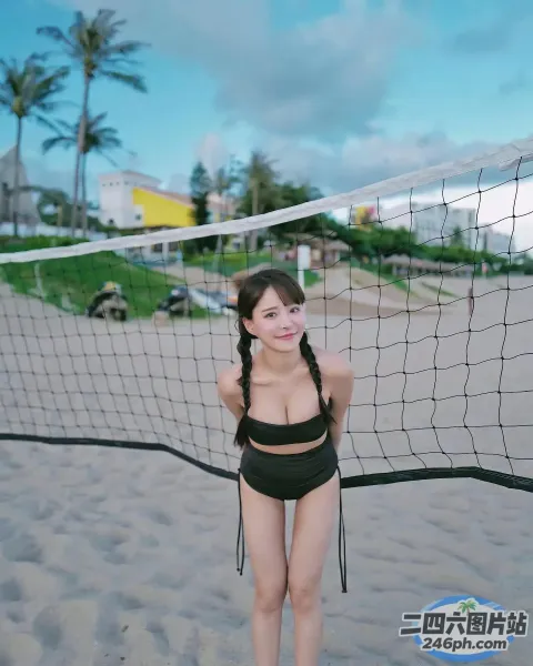 身穿比基尼的 araffe 女孩在海滩上合影