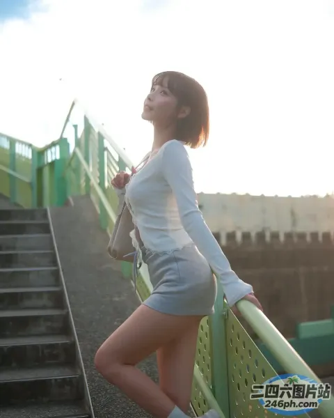 身穿白衬衫和短裤的 Arafed 女子站在栏杆上