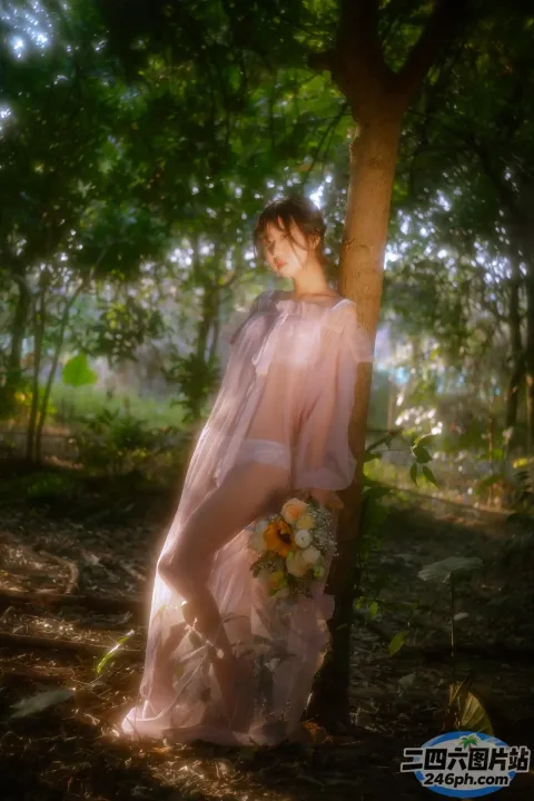 树林里站着一个穿着粉红色连衣裙的女人