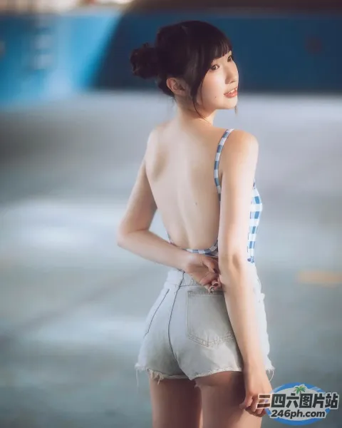 身穿蓝白上衣和短裤的 araffe 亚洲女性