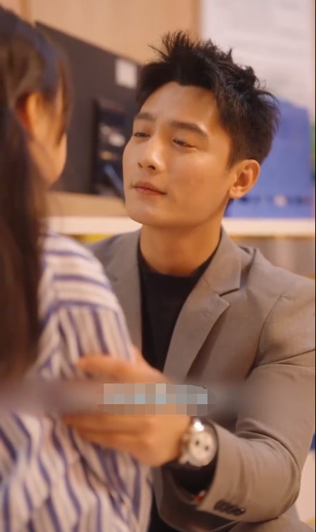 她死后，薄爷跪在墓碑前哭成狗封面图