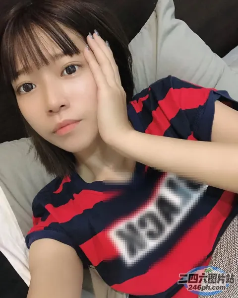 阿拉夫德亚裔女子躺在床上，身穿红色和蓝色衬衫