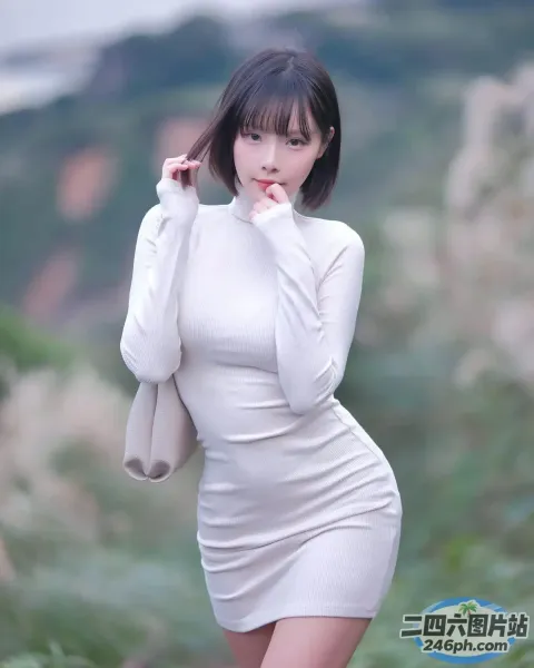 一位身穿白色连衣裙的女子摆姿势拍照的特写