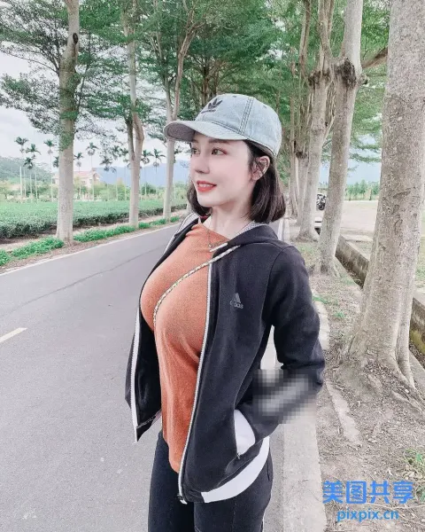 路边站着一个女人