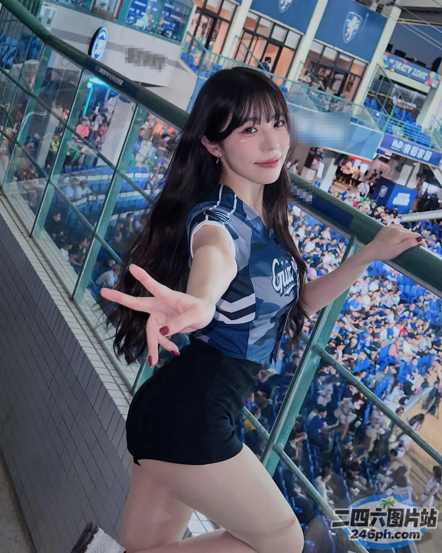 身穿啦啦队服的 arafed 女子合影留念