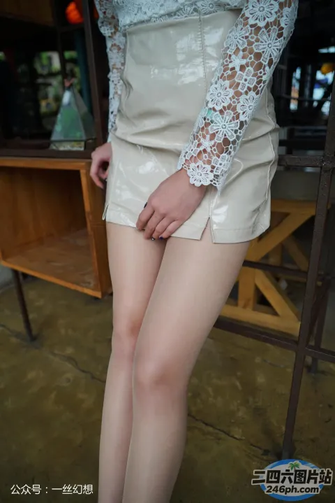 穿着短裙和蕾丝上衣的女人的特写