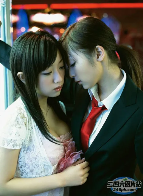 两位身着正装的亚洲女性站在一起