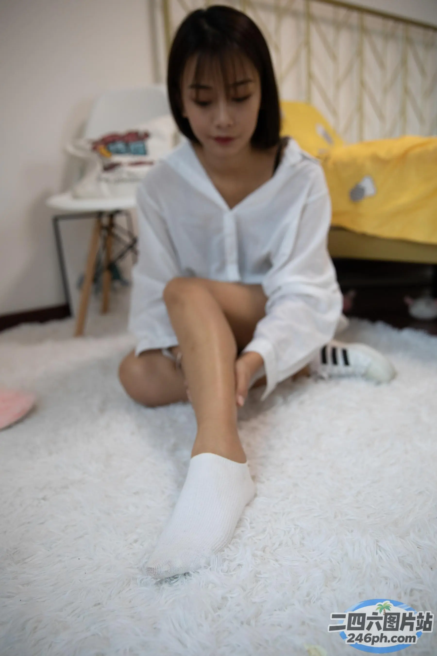 阿拉菲坐在地板上，双腿交叉，双叉