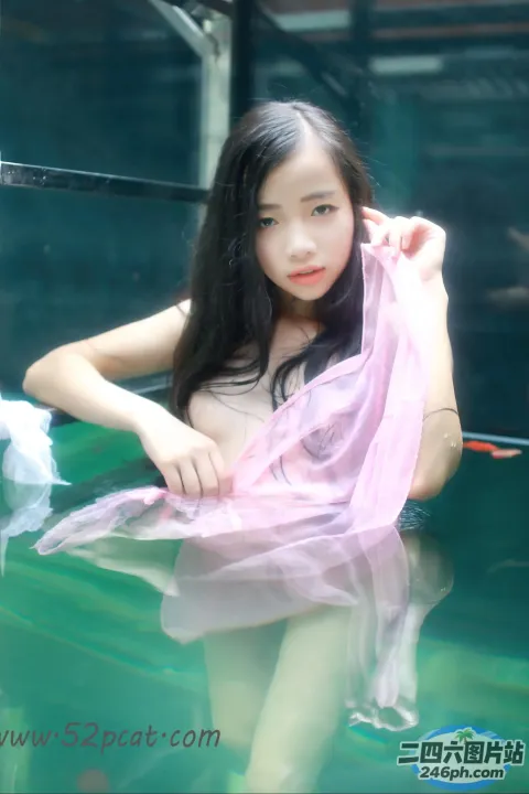 泳池里穿着粉红色连衣裙的 arafed 亚洲女子