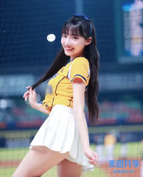 身穿黄色衬衫和白色裙子的 araffe 女孩，手里拿着棒球棒