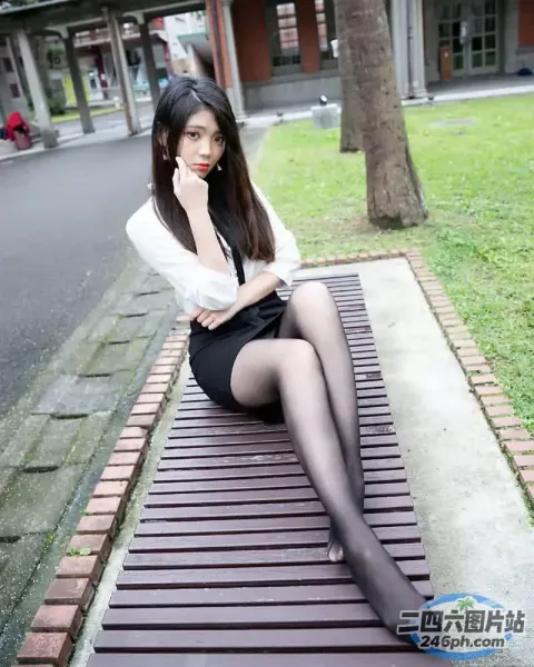 穿着裙子和紧身衣坐在长凳上的阿拉菲女人