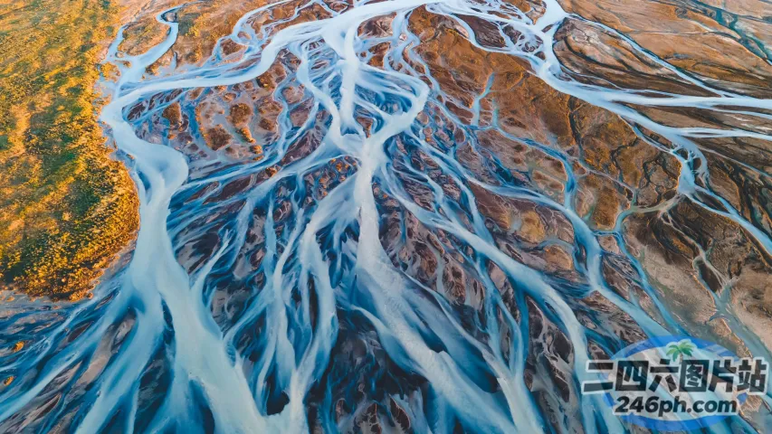 一条河的景色，蓝色的河水流过