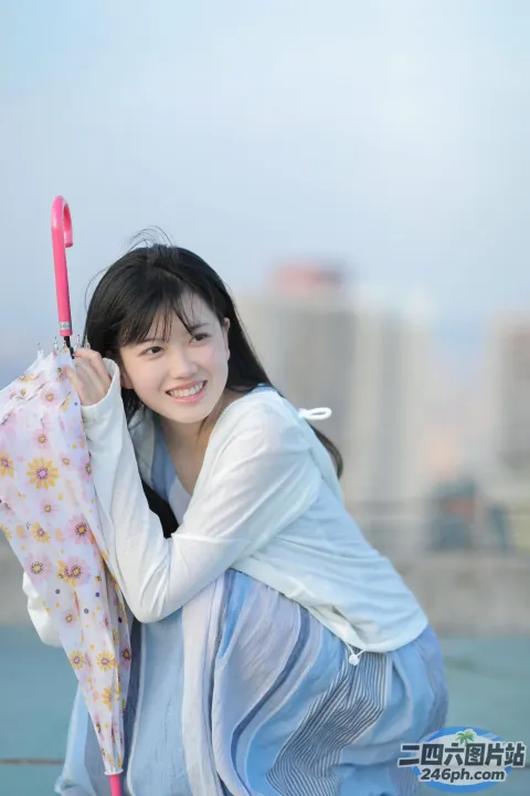 面带微笑的女子在屋顶上撑着伞，俯瞰着城市天际线，背景是建筑物
