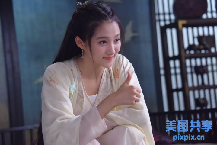坐在床上的身穿白色连衣裙的阿拉夫女人