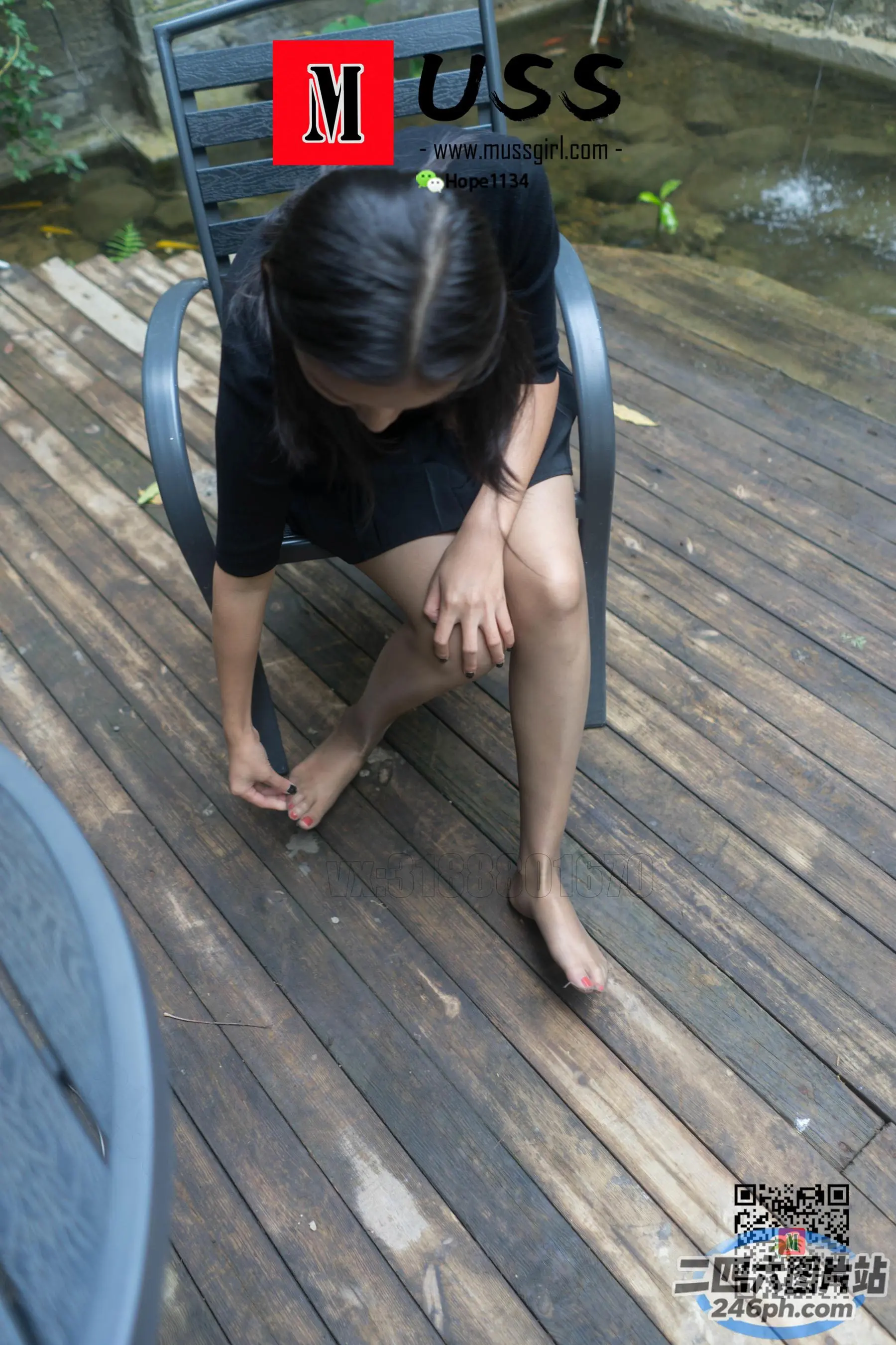 甲板上的椅子上坐着一个女人