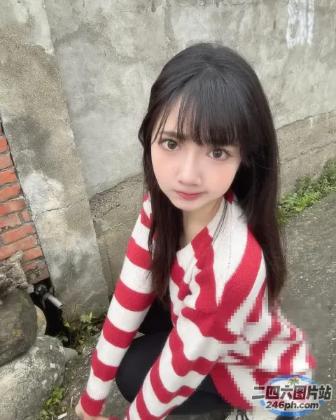 穿着红白条纹毛衣的 araffe 女孩坐在窗台上