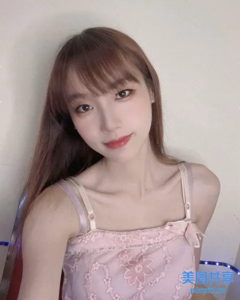 一位穿着粉红色连衣裙的长发女子特写