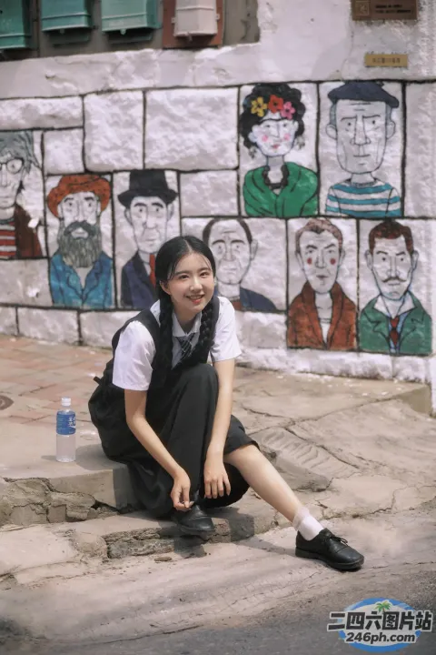 阿拉夫德女人坐在路边，背着背包和鞋子
