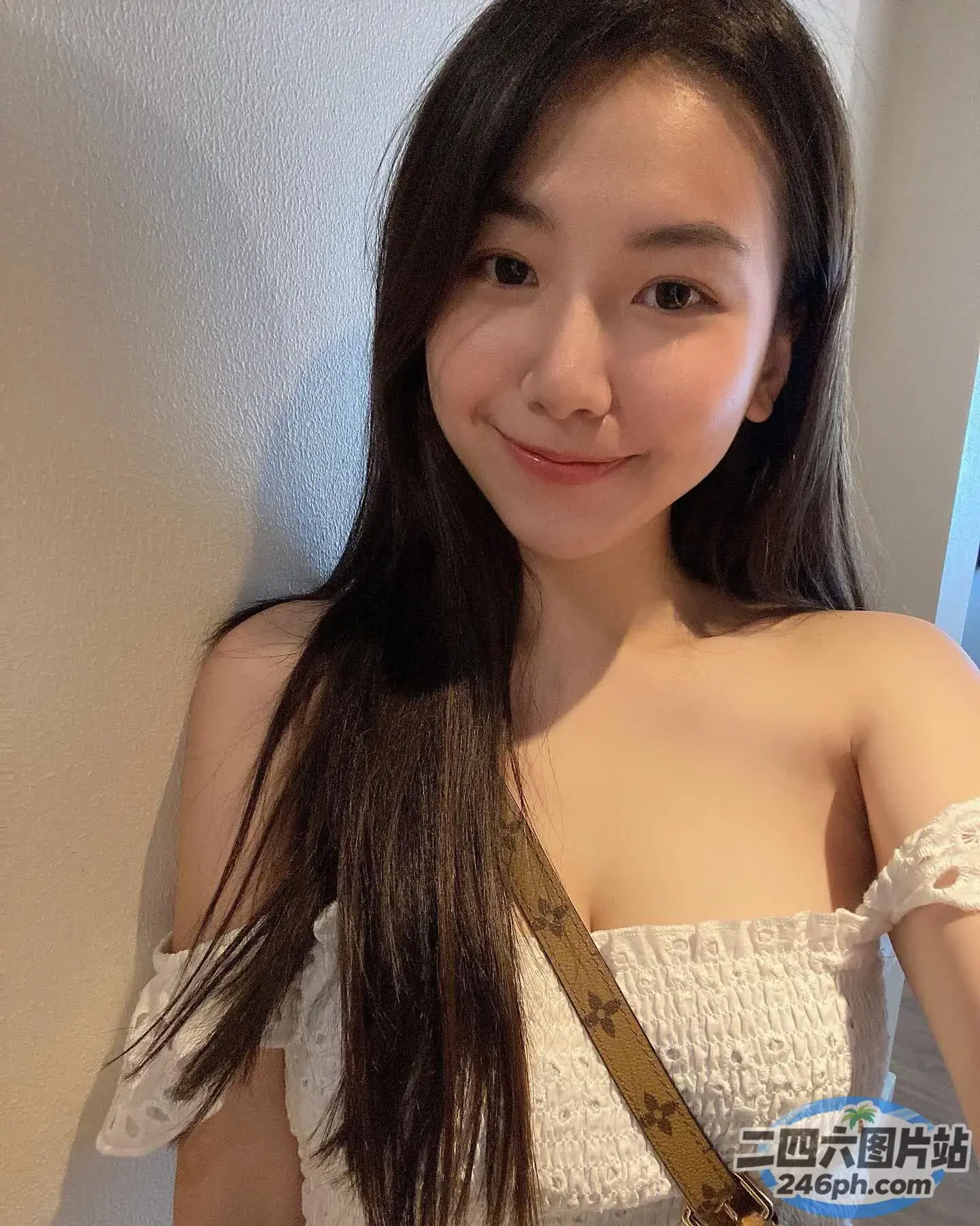 一个女人拿着一把剪刀的特写