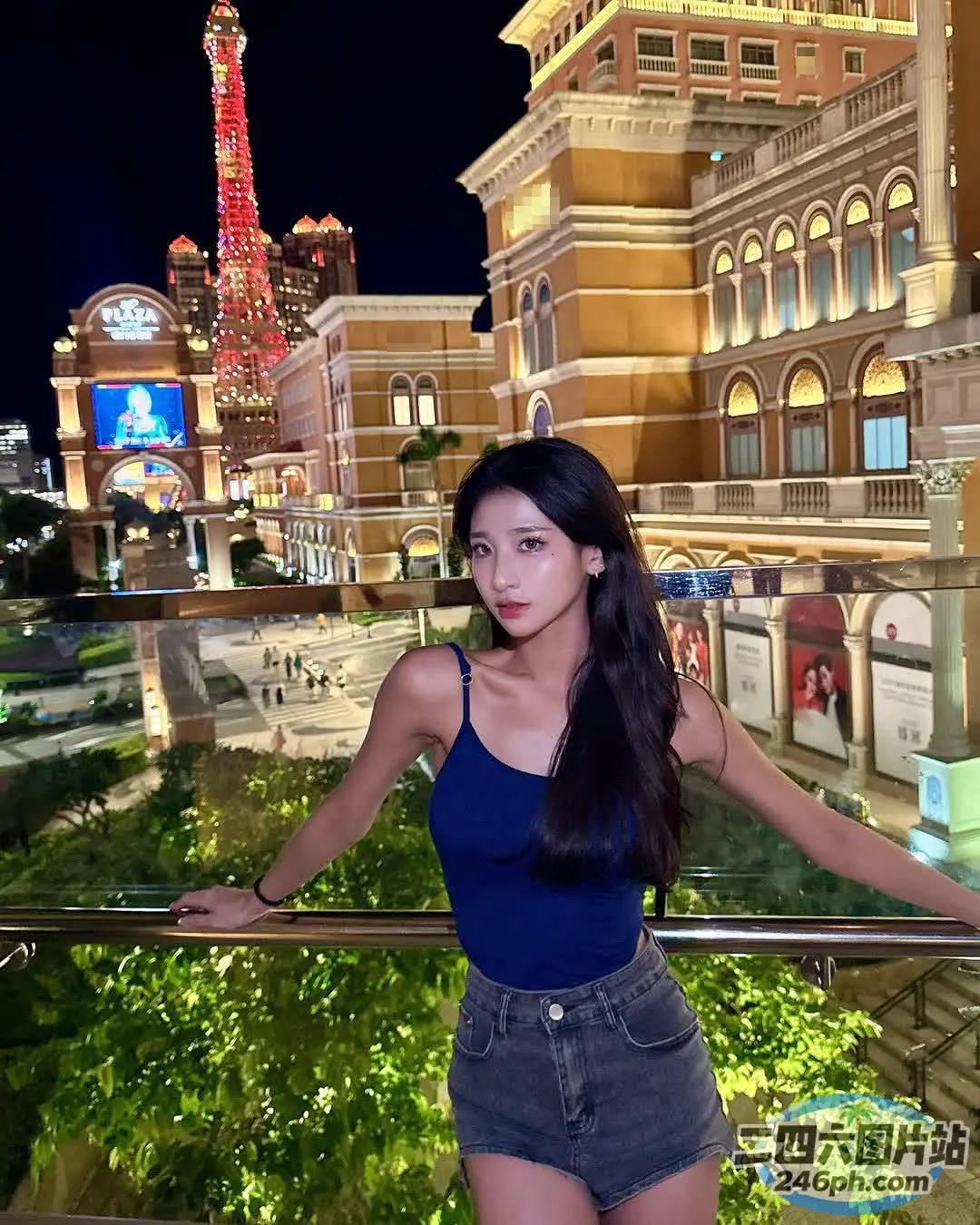 站在建筑物前阳台上的阿拉菲女子