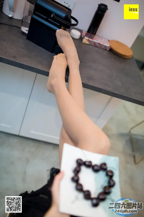 有人拿着一个盒子，上面放着巧克力蛋糕