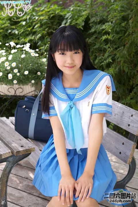 身穿蓝白制服的 arafed 亚洲女孩坐在长凳上