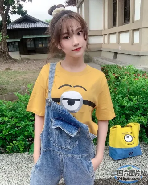 一个穿着工作服和黄色衬衫的人的特写