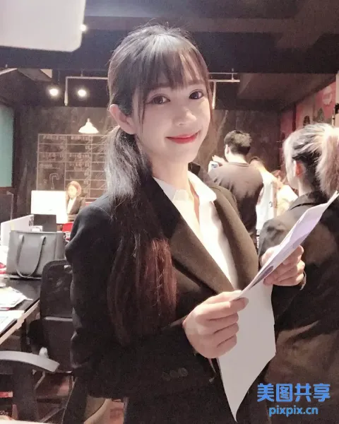 有个女人拿着一张纸