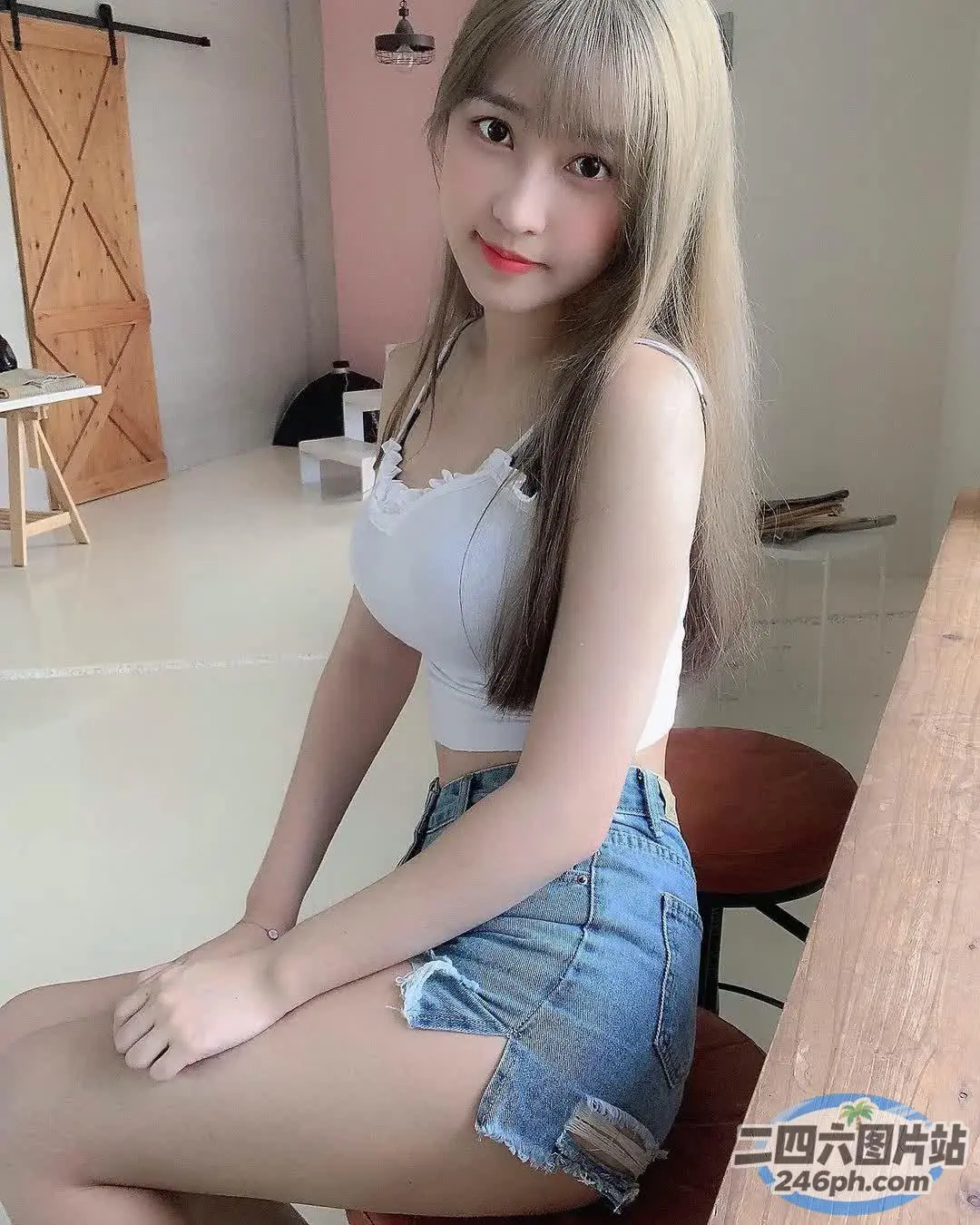 一个女人坐在房间里的凳子上的特写
