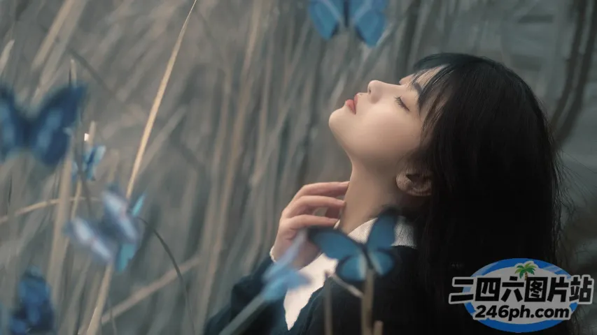 有一个女人站在草地上，开着蓝色的花朵