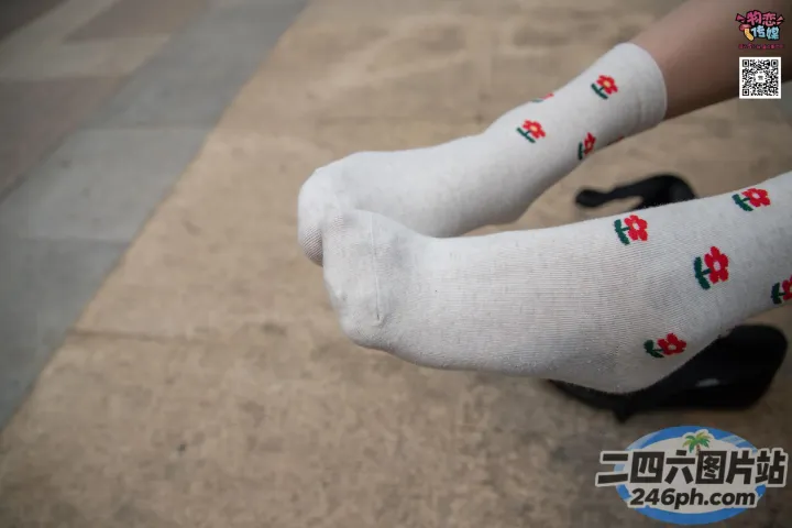 有人穿着白色的袜子，上面有红色的花朵