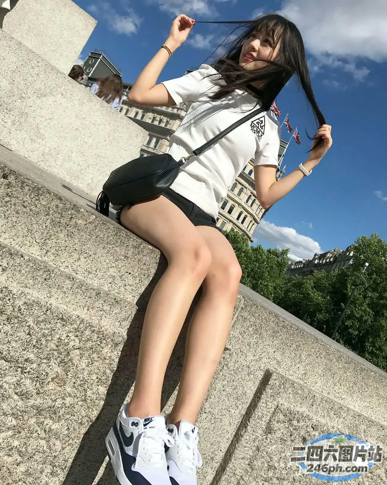 一名女子盘腿坐在窗台上