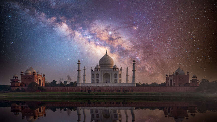 建筑物上的星空，在水中倒影