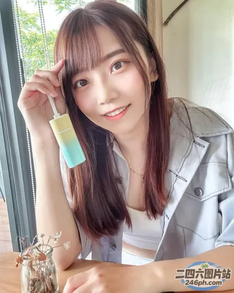 阿拉夫德女人坐在桌子旁，手里拿着牙刷